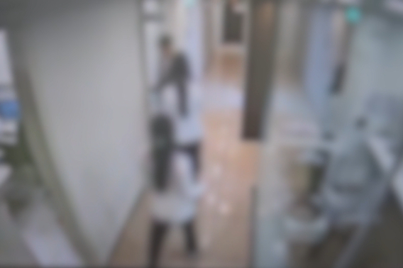 프로포폴 불법 투약자와 흰색 가운을 입은 상담실장 및 의사가 시술방에 들어가는 CCTV 모습. 경기남부경찰청 제공