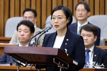한성숙 국무총리 후보자가 25일 서울 여의도 국회에서 열린 인사청문회에서 모두발언을 하고 있다.