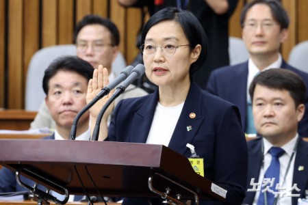 한성숙 국무총리 후보자가 25일 서울 여의도 국회에서 열린 인사청문회에서 선서를 하고 있다.