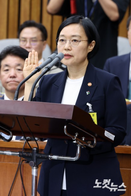 한성숙 국무총리 후보자가 25일 서울 여의도 국회에서 열린 인사청문회에서 선서를 하고 있다.