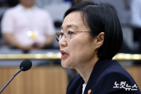 한성숙 국무총리 후보자가 25일 서울 여의도 국회에서 열린 인사청문회에서 의원 질의에 답변을 하고 있다.