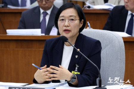 한성숙 국무총리 후보자가 25일 서울 여의도 국회에서 열린 인사청문회에서 의원 질의에 답변을 하고 있다.