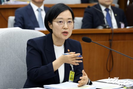 한성숙 국무총리 후보자가 25일 서울 여의도 국회에서 열린 인사청문회에서 의원 질의에 답변을 하고 있다.