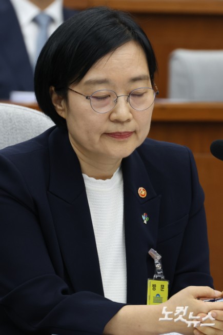 한성숙 국무총리 후보자가 25일 서울 여의도 국회에서 열린 인사청문회에서 생각에 잠겨있다.