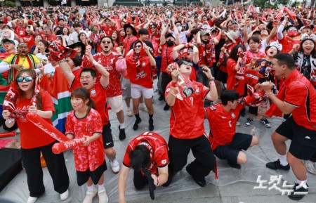 2026 북중미 월드컵 조별리그 A조 3차전 대한민국과 남아프리카공화국의 경기가 열린 25일 서울 종로구 광화문광장에서 시민들이 거리응원을 펼치고 있다.