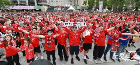 2026 북중미 월드컵 조별리그 A조 3차전 대한민국과 남아프리카공화국의 경기가 열린 25일 서울 종로구 광화문광장에서 시민들이 거리응원을 펼치고 있다.