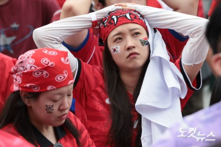 25일 서울 종로구 광화문광장 거리응원 무대에서 한국 대표팀이 남아프리카공화국에 0-1로 패배하자 시민들이 아쉬워하고 있다.