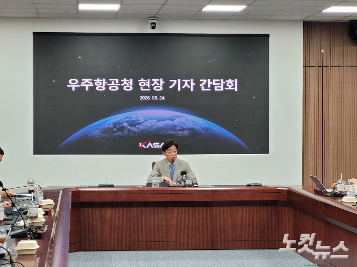 오태석 우주항공청장이 24일 경남 사천 우주항공청에서 간담회를 진행하고 있다. 김기용 기자