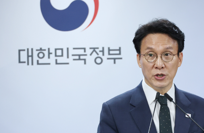 김민석 국무총리가 25일 서울 종로구 정부서울청사에서 검찰개혁 관련 현안 브리핑을 하고 있다. 연합뉴스