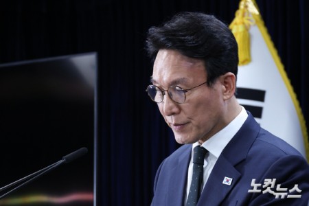 브리핑 준비하는 김민석 총리