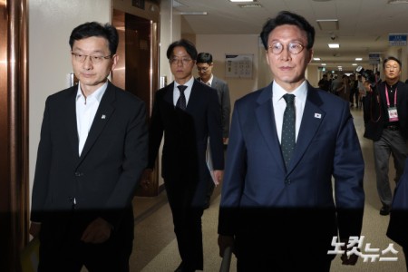 브리핑 마친 김민석
