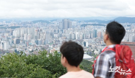 서울 아파트값이 성북과 도봉 등 동북권의 상승세에 힘입어 전주 대비 0.3% 상승한 가운데 25일 서울 남산에서 바라본 아파트 단지의 모습. 25일 한국부동산원에 따르면 6월 4주(22일 기준) 서울 아파트 가격은 0.30% 올라 전주(0.27%)보다 상승폭이 확대됐다. 올해 들어 5월 셋째 주(0.31%) 이후 가장 높은 수준이다.