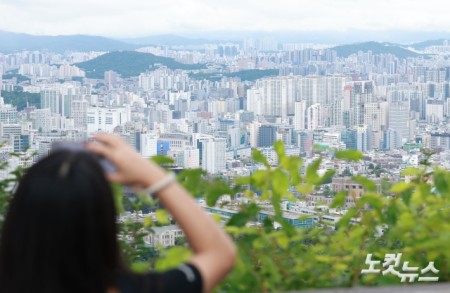 서울 아파트값이 성북과 도봉 등 동북권의 상승세에 힘입어 전주 대비 0.3% 상승한 가운데 25일 서울 남산에서 바라본 아파트 단지의 모습. 25일 한국부동산원에 따르면 6월 4주(22일 기준) 서울 아파트 가격은 0.30% 올라 전주(0.27%)보다 상승폭이 확대됐다. 올해 들어 5월 셋째 주(0.31%) 이후 가장 높은 수준이다.