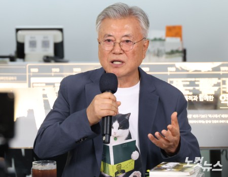 북토크하는 문재인 전 대통령