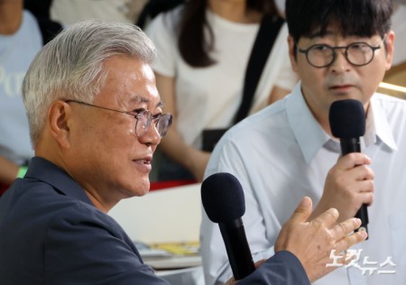북토크 하는 문재인-탁현민
