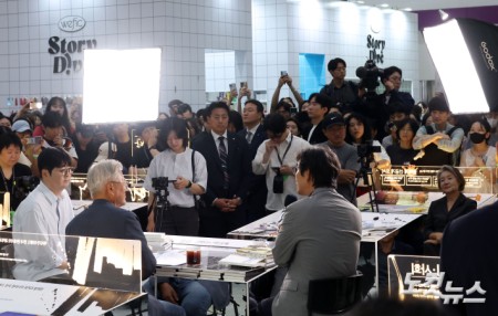 문재인 전 대통령 북토크 지켜보는 김정숙 여사