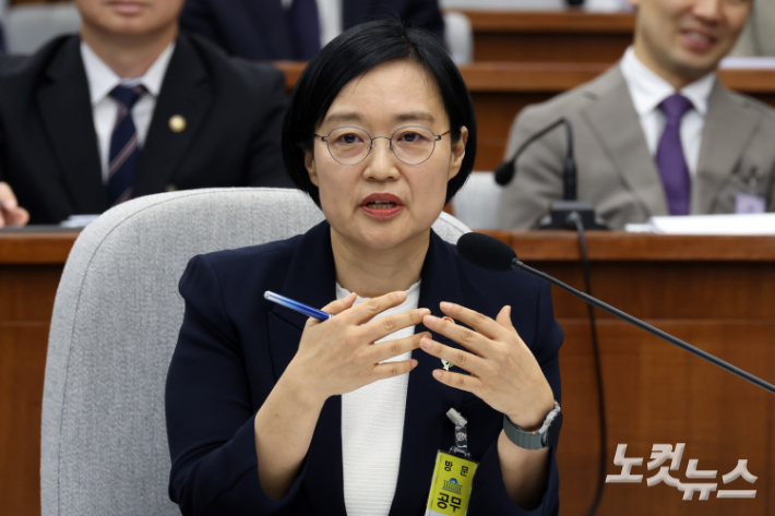 한성숙 국무총리 후보자가 25일 서울 여의도 국회에서 열린 인사청문회에서 의원 질의에 답변을 하고 있다. 윤창원 기자