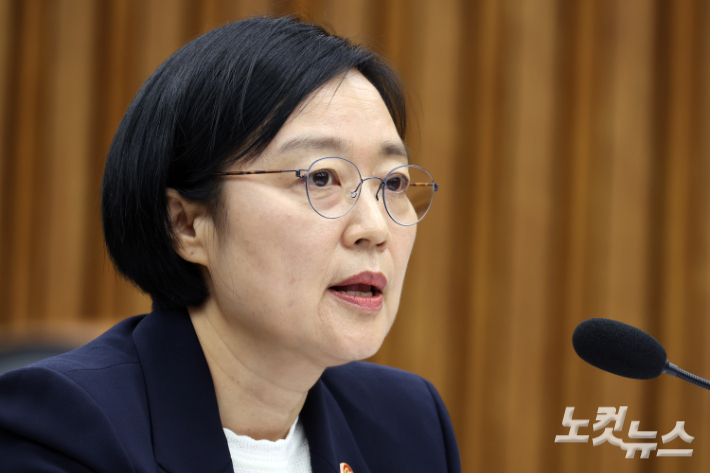 한성숙 국무총리 후보자가 25일 서울 여의도 국회에서 열린 인사청문회에서 의원 질의에 답변을 하고 있다. 윤창원 기자
