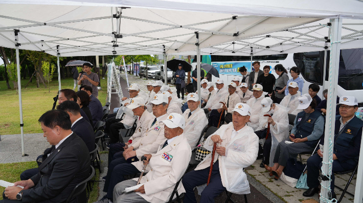 춘천시는 25일 근화동 평화공원 내 6·25참전유공자기념탑 앞에서 제76주년 6·25전쟁 기념행사를 개최했다. 춘천시 제공