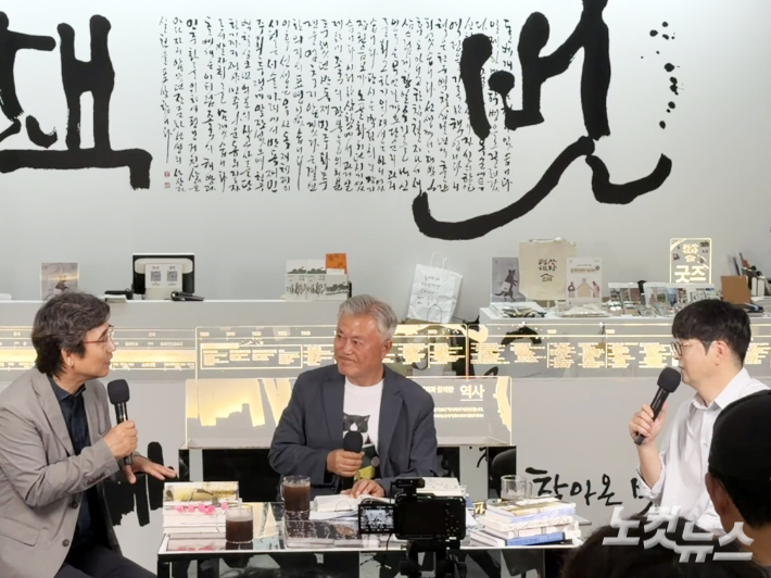 문재인 전 대통령이 25일 서울 강남구 코엑스에서 열린 2026 서울국제도서전 '돌베개×평산책방' 부스에서 유시민 작가, 탁현민 국립목포대 특임교수와 북토크를 하고 있다. 김민수 기자