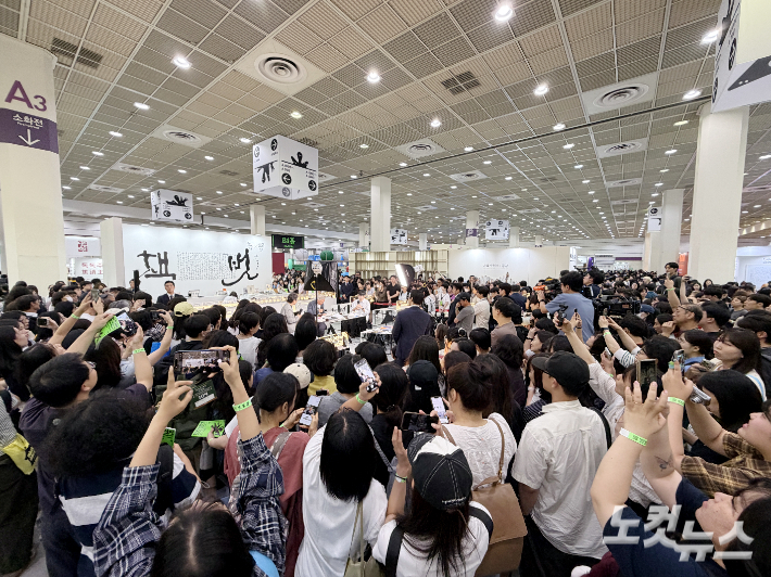 문재인 전 대통령이 25일 서울 강남구 코엑스에서 열린 2026 서울국제도서전 '돌베개×평산책방' 부스에서 유시민 작가, 탁현민 국립목포대 특임교수와 북토크 진행 중 구름인파가 몰려 있다. 김민수 기자