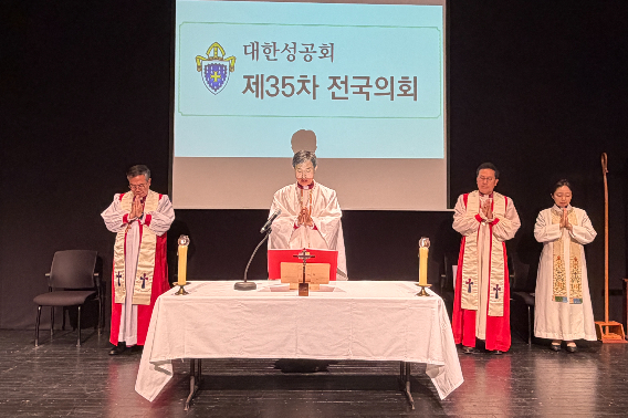 김장환 의장주교는 "하나님께서는 우리를 평화를 만드는 사람들로 부르셨다"며 "그리스도인들이 성전이라는 이름으로 전쟁을 옹호하거나 부추기는 것은 절대 허용돼서는 안 된다"고 말했다. 이어 "교회는 이 땅에 신음하는 모든 피조물들을 회복하기 위한 역할을 다하고, 칼로 보습을 만드는 평화의 메시지를 끊임없이 선포해야 한다"고 강조했다. 대한성공회 제공