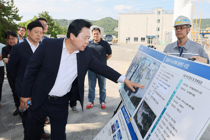 강기윤 창원시장 당선인이 지난 16일 성산구 액화수소플랜트 사업장을 방문해 시설 운영 현황 및 주요현안을 보고 받고 있다. 인수위원회 제공 