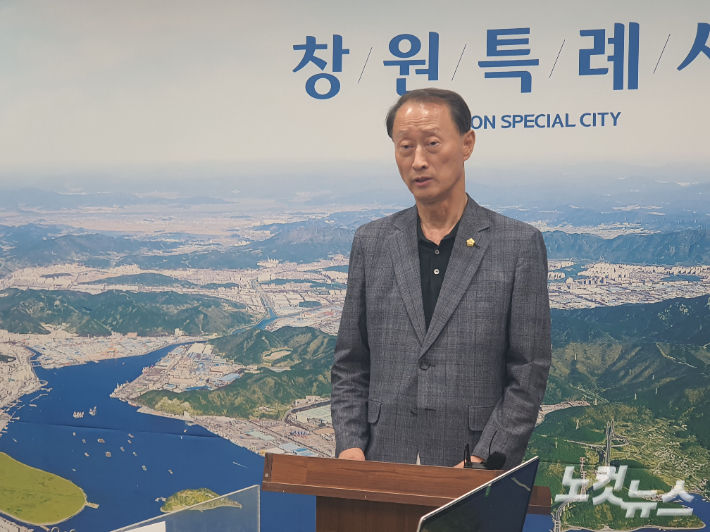 더불어민주당 의원들에 대한 고발과 관련해 기자회견하고 있는 손태화 창원시의회 의장. 이상현 기자