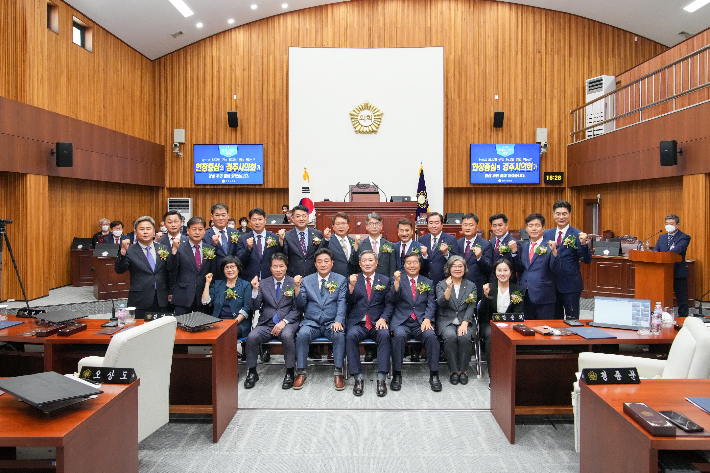 제9대 경주시의회 의원들이 기념사진을 촬영하고 있다. 경주시의회 제공