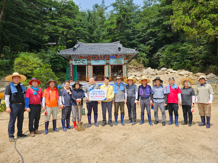 경주시의회 의원들이 수해복구 현장을 찾아 봉사활동을 펼치고 성금을 기탁했다. 경주시의회 제공