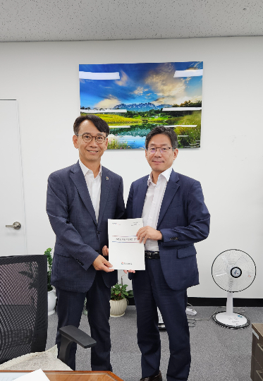 경남도 김명주 경제부지사(왼쪽)가 기획예산처 조용범 예산실장에게 주요 현안을 건의했다. 경남도청 제공 