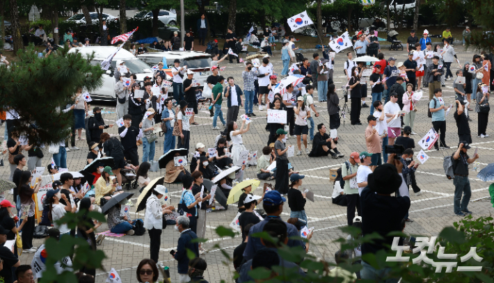 서울 송파구 올림픽공원 핸드볼경기장 앞 재선거 요구 시위대의 모습. 자료사진