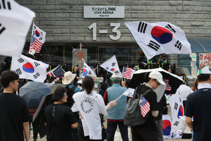서울 송파구 올림픽공원 핸드볼경기장 앞 재선거 요구 시위대의 모습. 자료사진