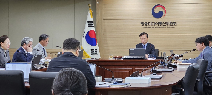 지난 5월 8일 정부과천청사에서 열린 방송미디어통신위원회 제7차 회의 모습. 연합뉴스