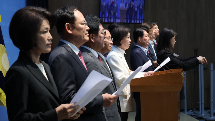 이인선 의원을 비롯한 대구-경북지역 국민의힘 의원들이 25일 국회 소통관에서 광주·전남권 제2국가 반도체 클러스터 조성 계획과 관련한 기자회견을 하고 있다. 연합뉴스