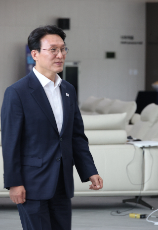 김민석 총리가 25일 전북 정읍의 한 연수원에서 열린 민주당 전북도당 6·3 지방선거 당선자 워크숍에 참석했다. 민주당 전북도당 제공
