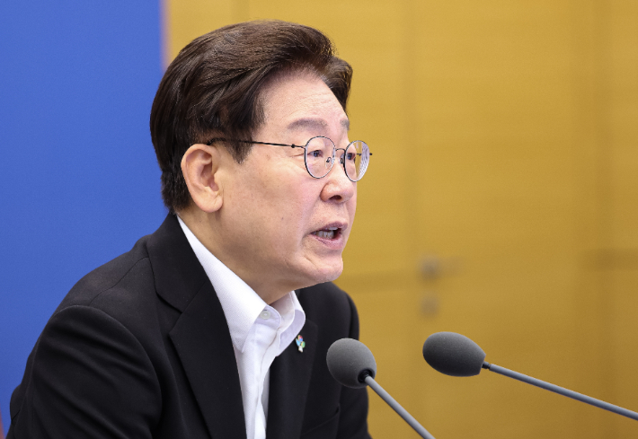 이재명 대통령이 25일 청와대에서 열린 수석보좌관회의에서 발언하고 있다. 연합뉴스