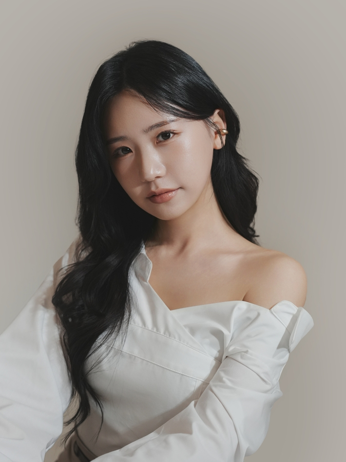 25일 새 디지털 싱글 '밤하늘의 별을(2026 ver.) X 사랑 첫 번째 이야기'를 발매한 가수 송하예. 니치뮤직 제공
