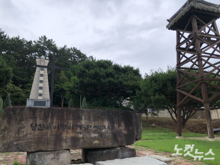 두암교회 옆에는 순교비와 돌 십자가 등 아홉 가지 순례 코스가 마련돼 있다. 장세인 기자