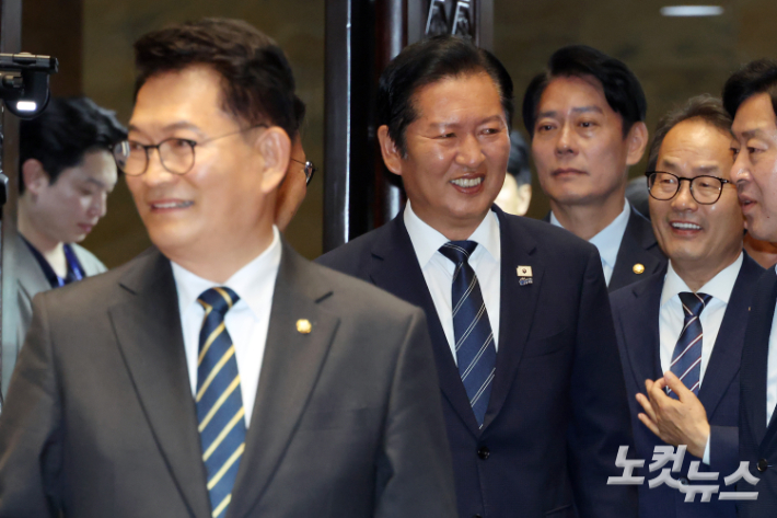 더불어민주당 정청래 대표와 송영길 의원이 11일 서울 여의도 국회에서 열린 의원총회에 참석하고 있다. 윤창원 기자