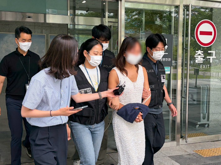 잠실 개표소 봉쇄 시위에서 경찰에게 침 뱉은 김모씨 구속심사. 연합뉴스