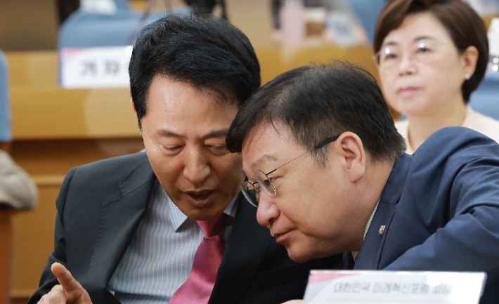 오세훈 서울시장이 24일 국회 의원회관에서 국민의힘 김기현 의원이 회장인 대한민국 미래혁신포럼 주최 세미나에 참석해 '6·3 지방선거 진단과 향후 과제 - 보수가치의 회복과 미래'를 주제로 강연하기에 앞서 국민의힘 정점식 원내대표와 대화하고 있다. 연합뉴스
