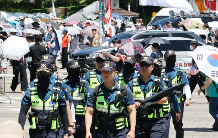 6·3 지방선거 투표용지 부족 사태로 인한 '개표소 봉쇄 시위'가 계속되고 있는 23일 서울 송파구 올림픽공원 핸드볼경기장 부근에서 경찰이 근무를 서고 있다. 연합뉴스