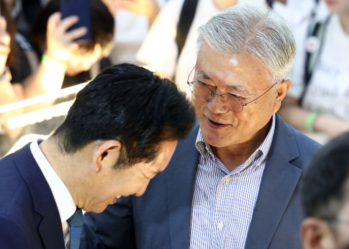 정청래 전 더불어민주당 대표가 24일 서울 강남구 코엑스에서 열린 서울국제도서전에서 문재인 전 대통령과 대화하고 있다. 연합뉴스