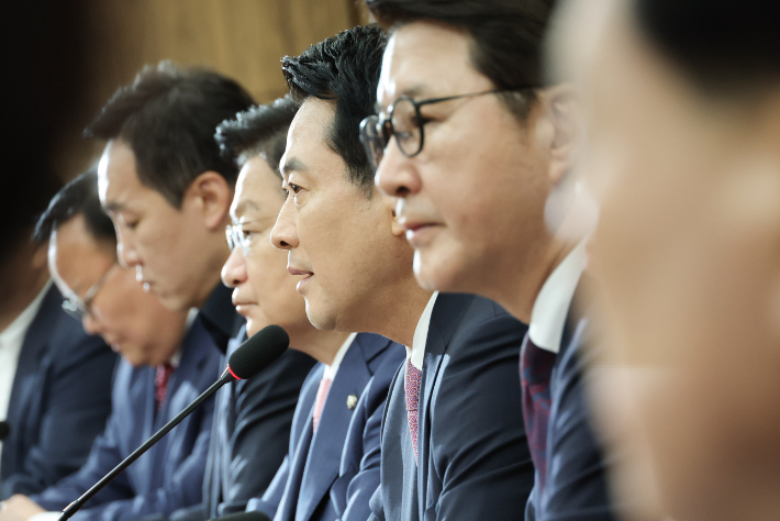 국민의힘 장동혁 대표가 25일 국회에서 열린 최고위원회의에서 모두발언을 하고 있다. 연합뉴스