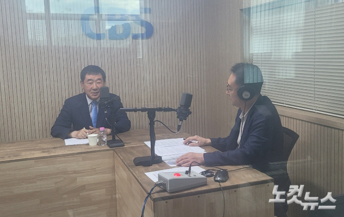 왼쪽부터 이재영 증평군수, 김종현 앵커. 이은영 PD