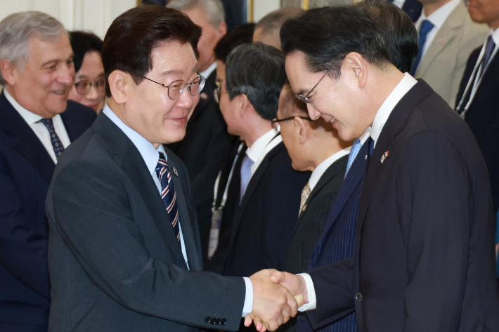 이재명 대통령이 이재용 삼성전자 회장과 악수하고 있다. 연합뉴스