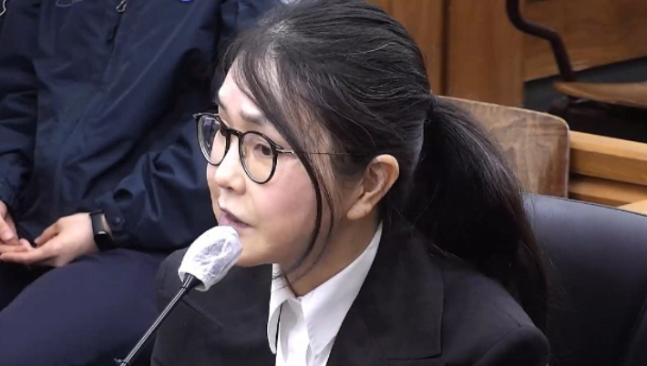 김건희 여사가 박성재 전 법무부 장관의 내란 중요임무 종사 혐의 사건의 속행 공판에 증인으로 출석해 증언하는 모습. 연합뉴스
