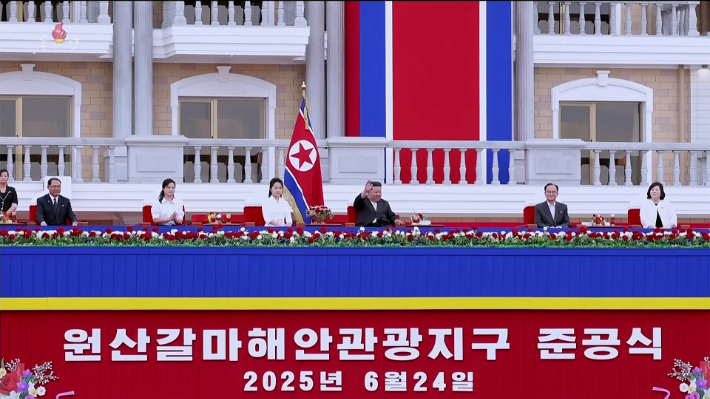 김정은 북한 국무위원장이 지난 24일 원산갈마해안관광지구 준공식에 참석했다. 연합뉴스
