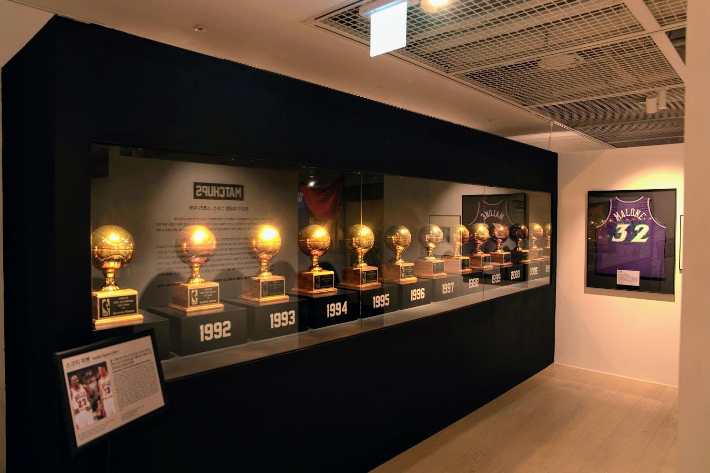 시카고 불스 왕조를 이끈 스코티 피펜의 'NBA 올 디펜시브 팀 트로피' 라인업. 이랜드 제공